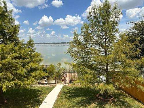 Lake Front Home around 15 minutes drive to AT&T and Epic Water — 4-Star Luxury Hotel in Grand Prairie, United States