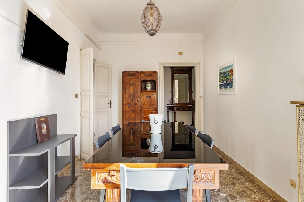 Irnerio 17 Irnerio Apartments Black Widow — 4-Star Luxury Hotel in Bologna, Italy