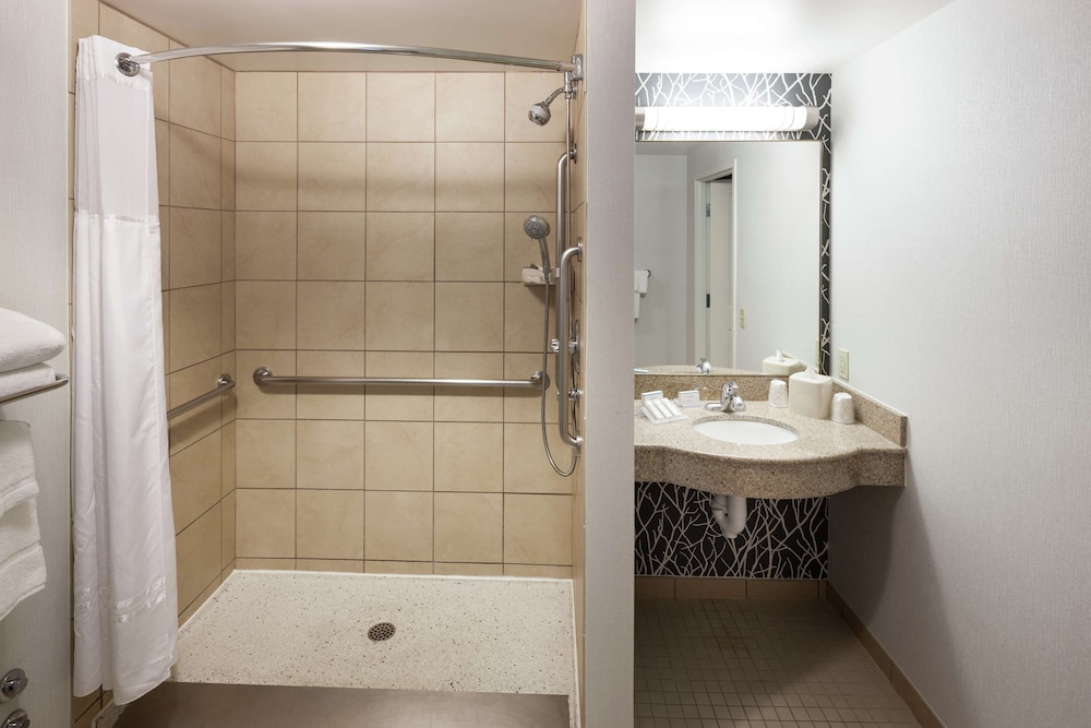 Hilton Garden Inn Lake Forest Mettawa - photo 32
