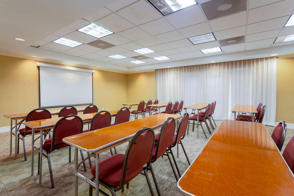 La Quinta Inn & Suites by Wyndham Lakeland West - photo 25