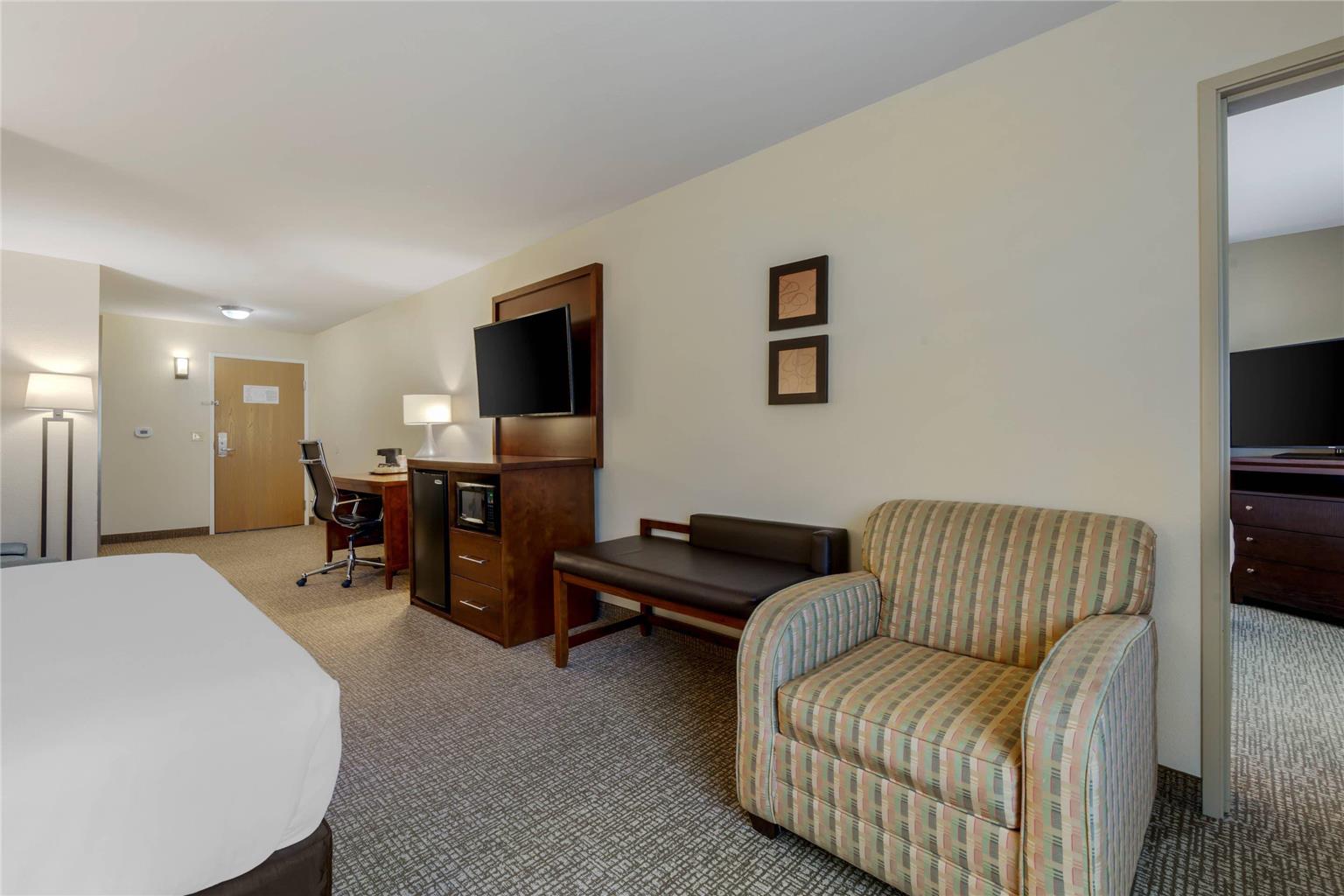 Comfort Suites Johnson Creek Conference Center - photo 24