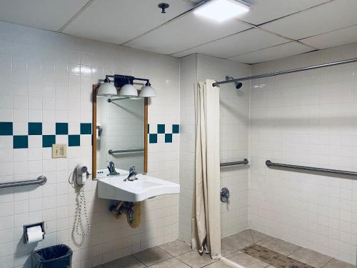 Excel Inn & Suites - photo 10