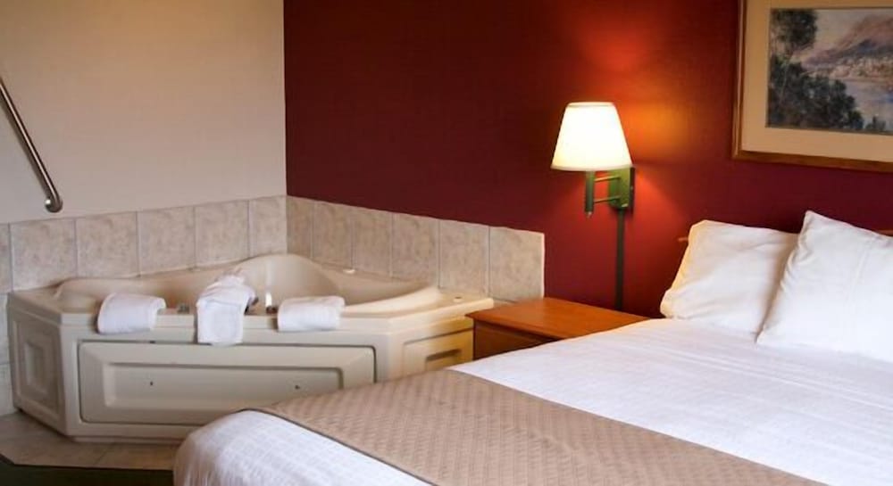 AmericInn by Wyndham Manitowoc - photo 3