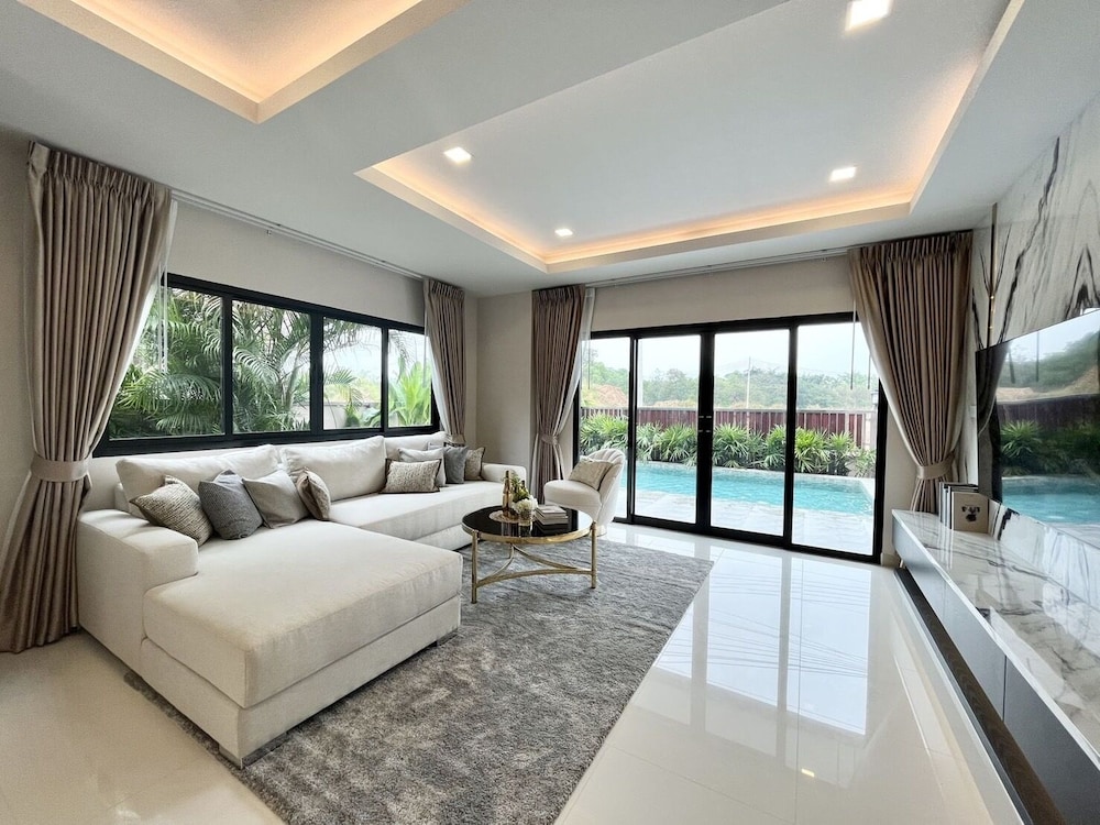 Southern Peak Pool Villa Huay Yai Pattaya — 4-Star Luxury Hotel in Pattaya, Thailand