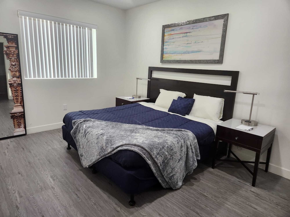 Urban Chic Apart Hotels in Central LA - photo 27