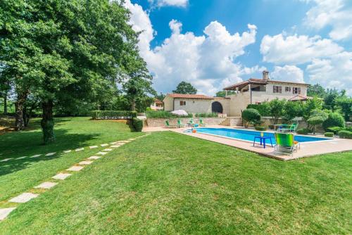 Villa Catarina with Beautiful and Spacious Garden and Pool — 4-Star Luxury Hotel in Tinjan, Croatia