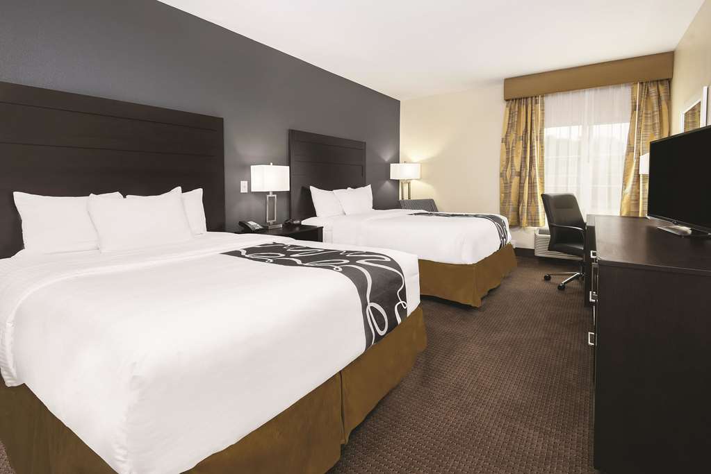 La Quinta Inn & Suites by Wyndham Karnes City Kenedy - photo 21