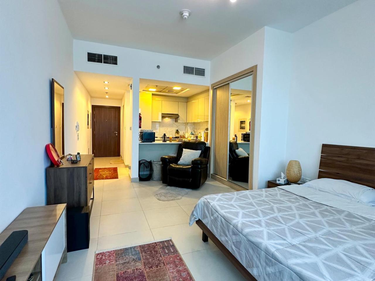 Cozy Studio in JVC — 4-Star Luxury Hotel in Dubai, United Arab Emirates