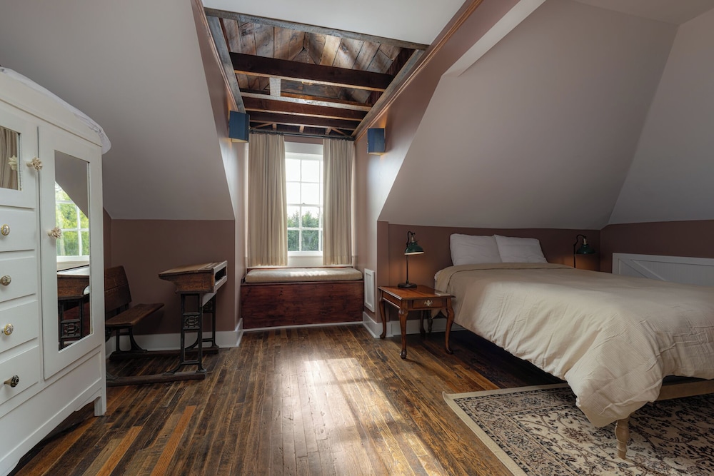 The NuWray Hotel & Carriage House - photo 31