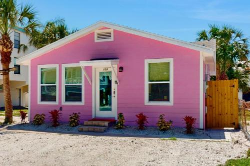 Almost Heaven - carbon neutral hotel in Bradenton Beach