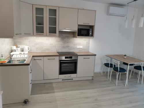 Éva Apartmanház — 4-Star Luxury Hotel in Csopak, Hungary