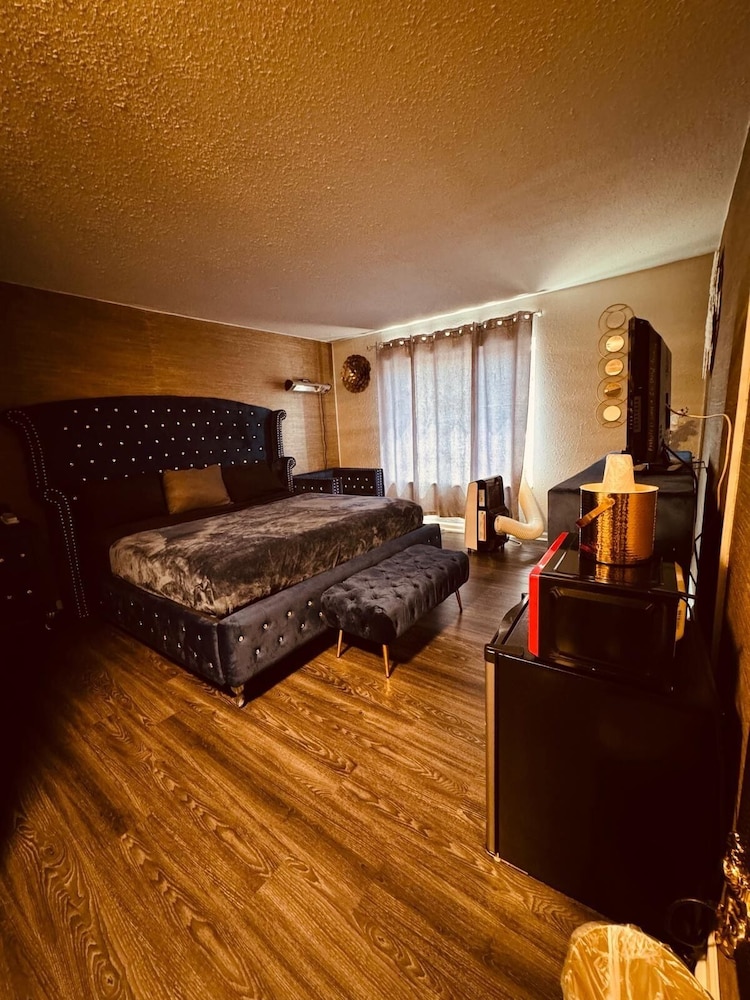 The Village Inn Hotel - photo 24