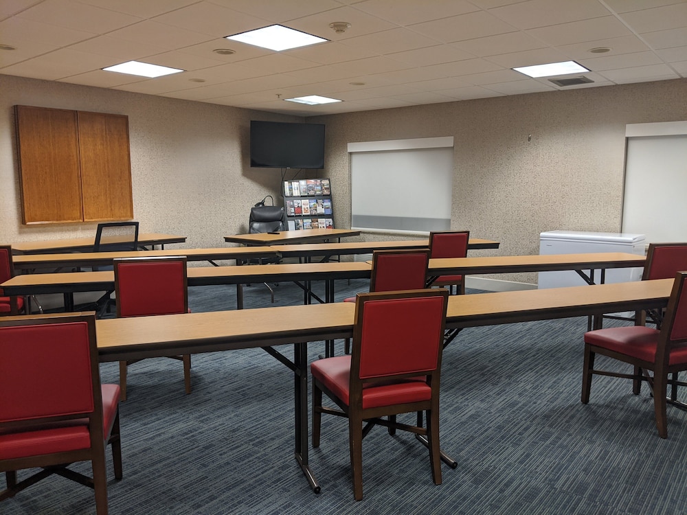 Holiday Inn Express & Suites Claypool Hill by IHG - photo 34