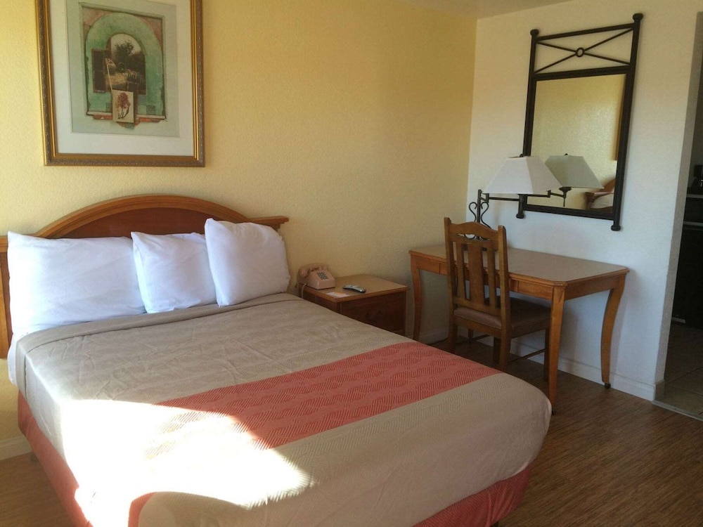Vagabond Inn Hemet - photo 13
