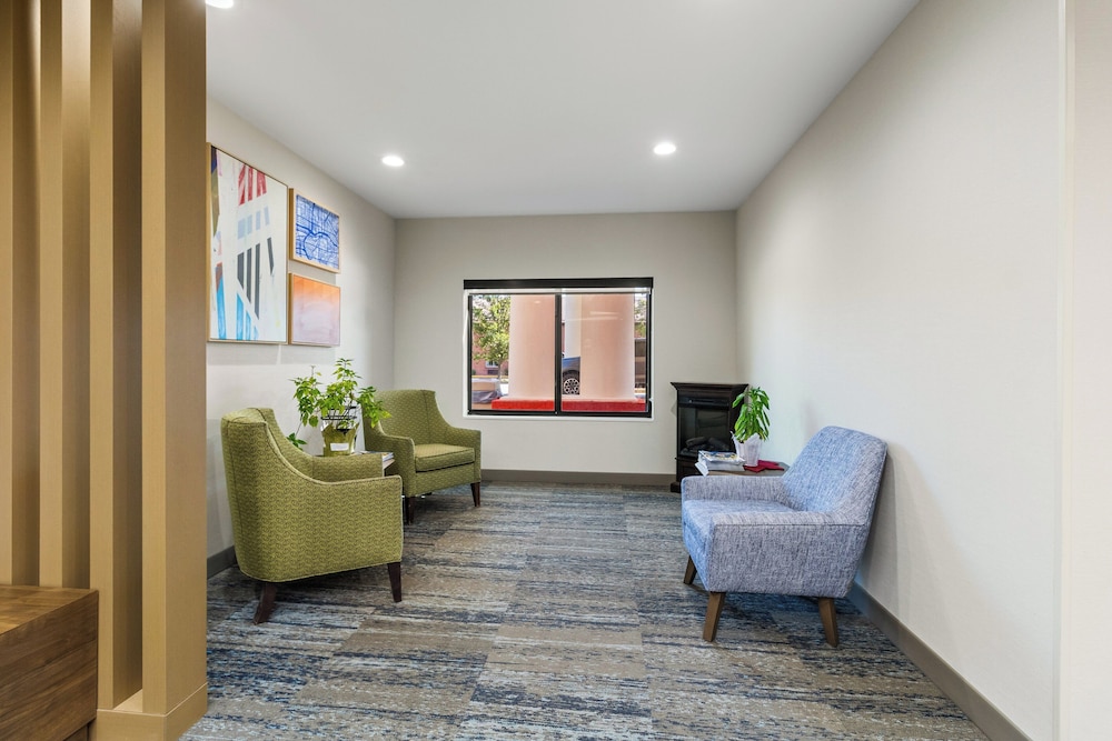 Holiday Inn Express and Suites Fairmont by IHG - photo 70