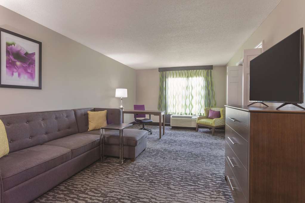 La Quinta Inn & Suites by Wyndham Columbus North - photo 22