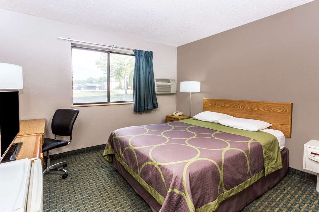 Super 8 by Wyndham St. Charles - photo 4