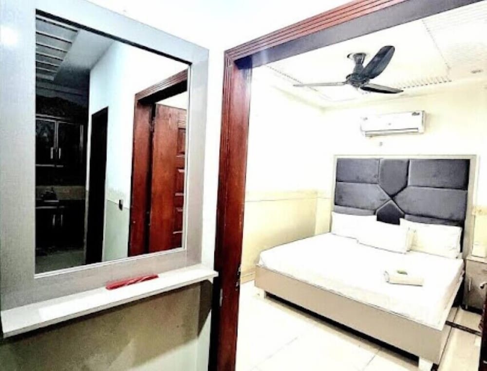 Hotel Crown Lahore - last minute hotel in Lahore