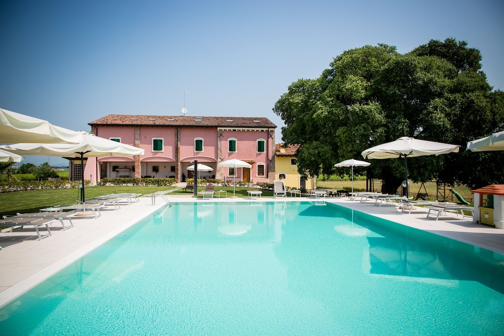 Agriturismo Bosco del Gal — 4-Star Luxury Hotel in Castelnuovo Del Garda, Italy
