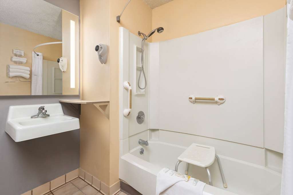 Super 8 by Wyndham Dodge City - photo 26