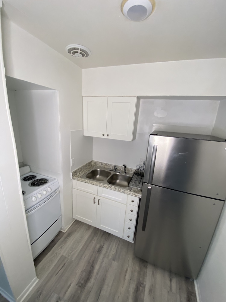 Uptown Inn & Suites - photo 16