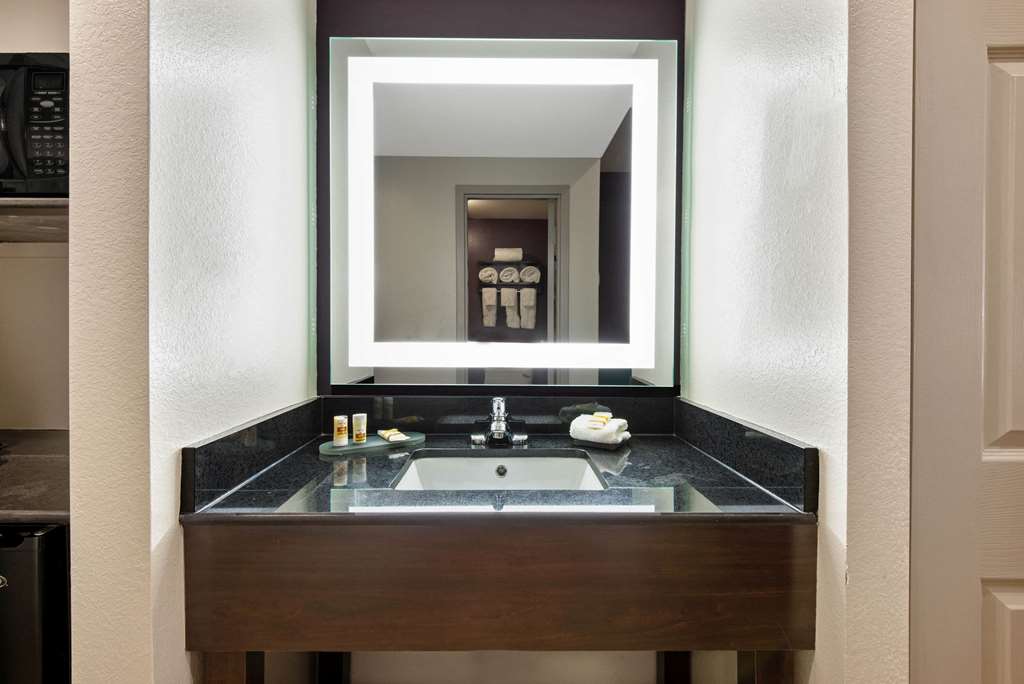 La Quinta Inn & Suites by Wyndham New Cumberland Harrisburg - photo 17