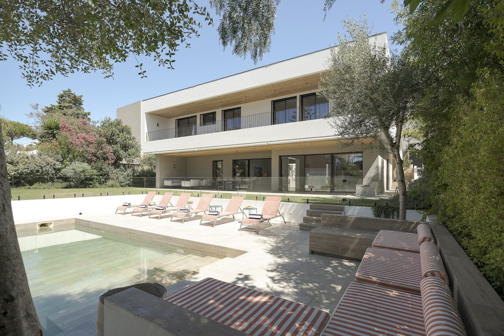 Cascais Contemporary Villa by Cadenzalux — 4-Star Luxury Hotel in Cascais, Portugal