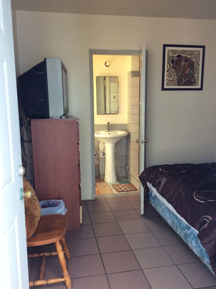 Pavilions Motel - photo 10