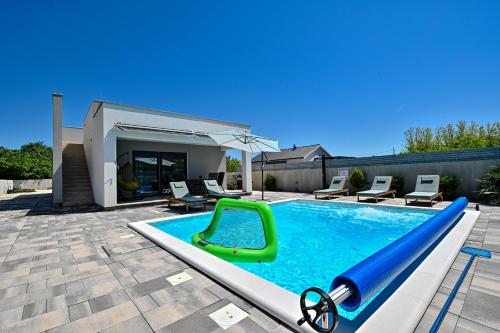 Holiday house Sara with heated pool — 4-Star Luxury Hotel in Privlaka, Croatia