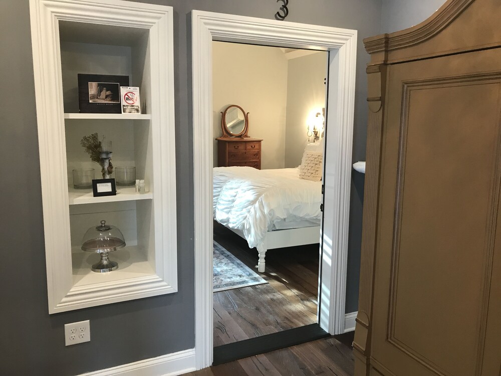 Chateau Rooms - photo 2