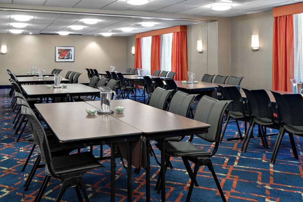 Hampton Inn & Suites Annapolis - photo 29