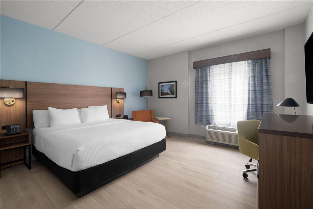La Quinta Inn & Suites by Wyndham Raleigh Cary - photo 15