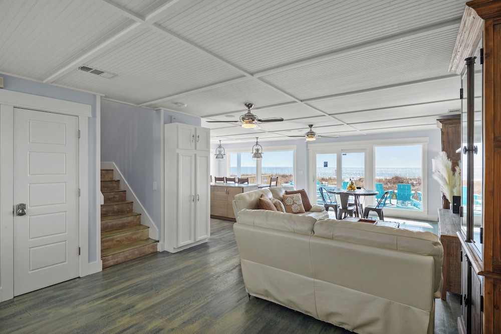 Luxury Gulf Front Property Directly on the Beach Sleeps 15 - photo 16