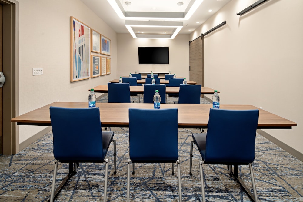 Holiday Inn Express & Suites Palm Desert Millennium by IHG - photo 38
