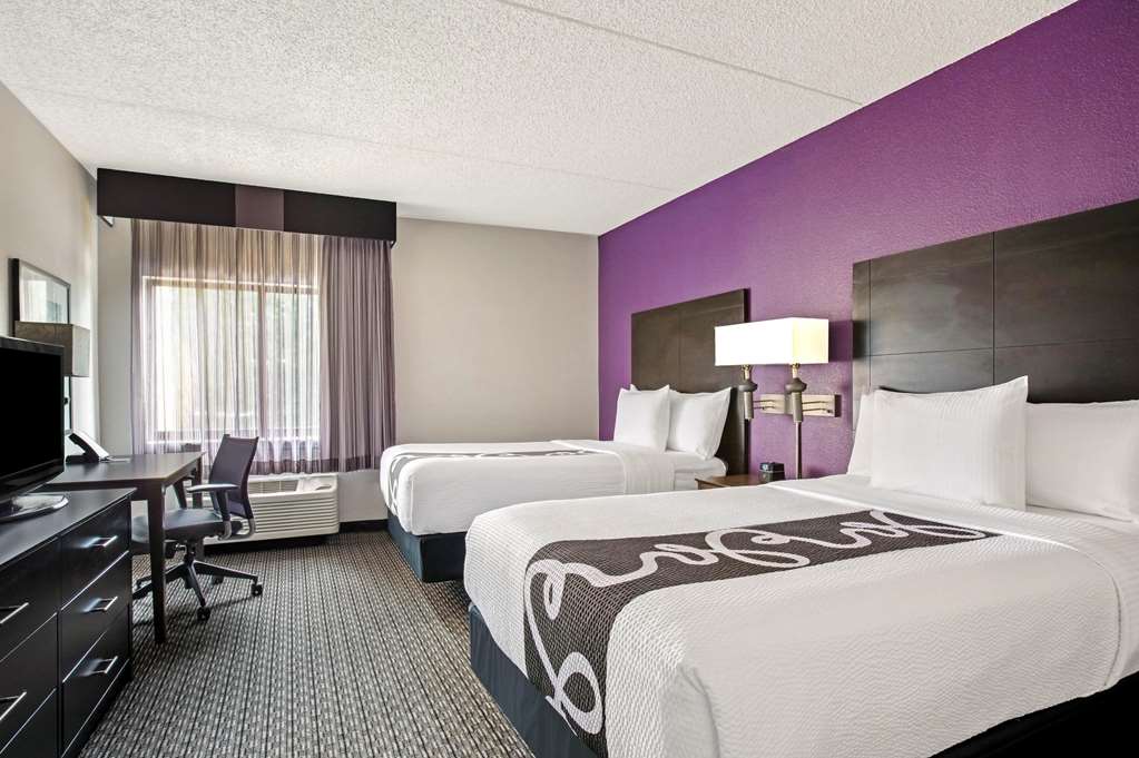 La Quinta Inn & Suites by Wyndham Miami Airport East - photo 40