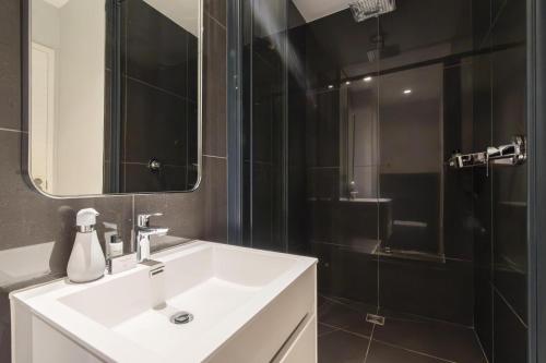 Modern Studio at 220onLoop City Views Comfort
