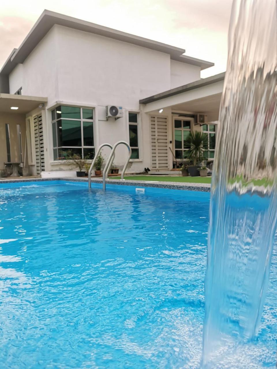 Homestay 88A Melaka for 9 pax with Private Pool Smart TV Netflix and Wifi — 4-Star Luxury Hotel in Malacca, Malaysia