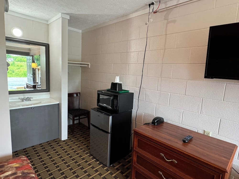 Economy Inn Crossville - photo 2