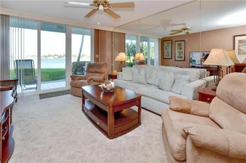 Bahia Vista Ground Floor 2 Bedroom 131 — 4-Star Luxury Hotel in Tierra Verde, United States