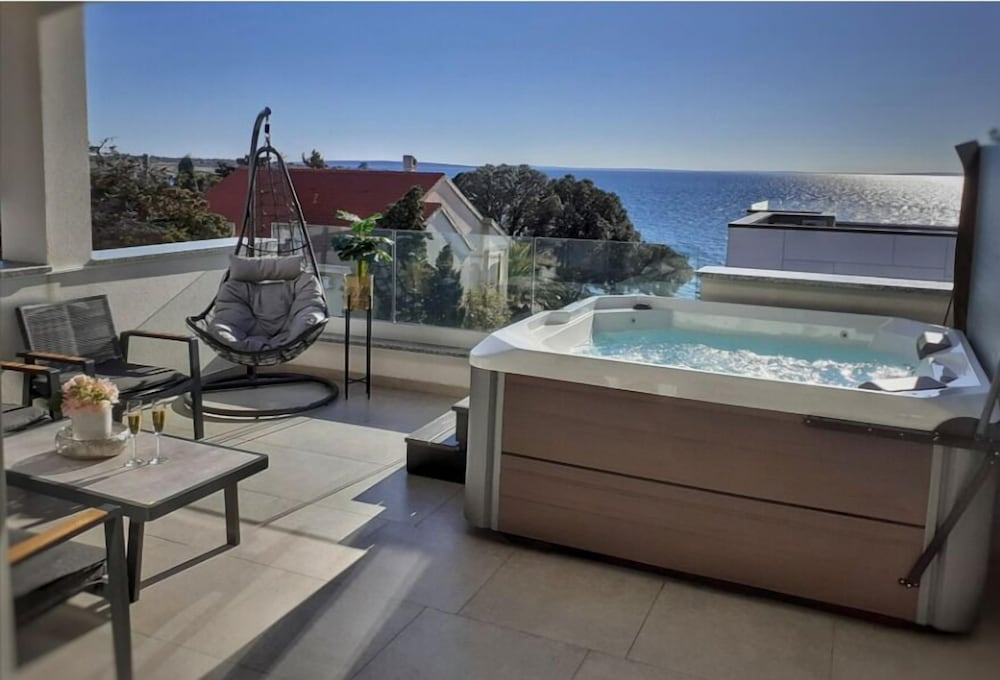 Penthouse Apartment Perla with Jacuzzi — 4-Star Luxury Hotel in Novalja, Croatia