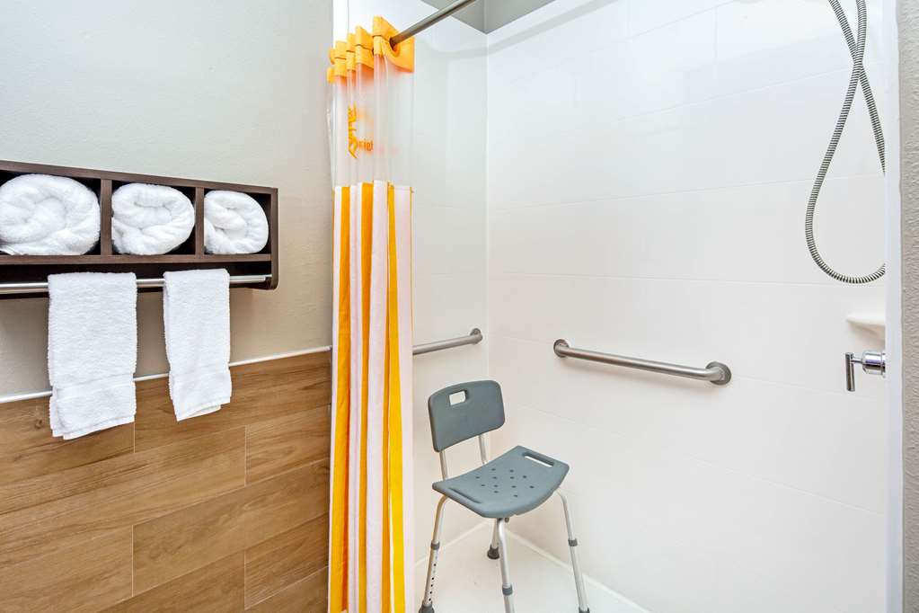 La Quinta Inn & Suites by Wyndham Pharr North McAllen - photo 16