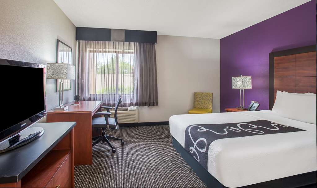La Quinta Inn & Suites by Wyndham Atlanta Roswell - photo 12