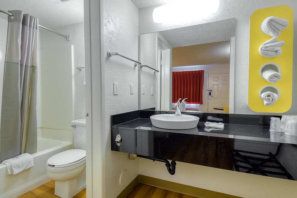 Motel 6 Los Angeles Long Beach - photo 11