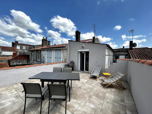 La Salamandre Situe En Plein Coeur de Ville Et Proche Des Thermes in Rochefort, France