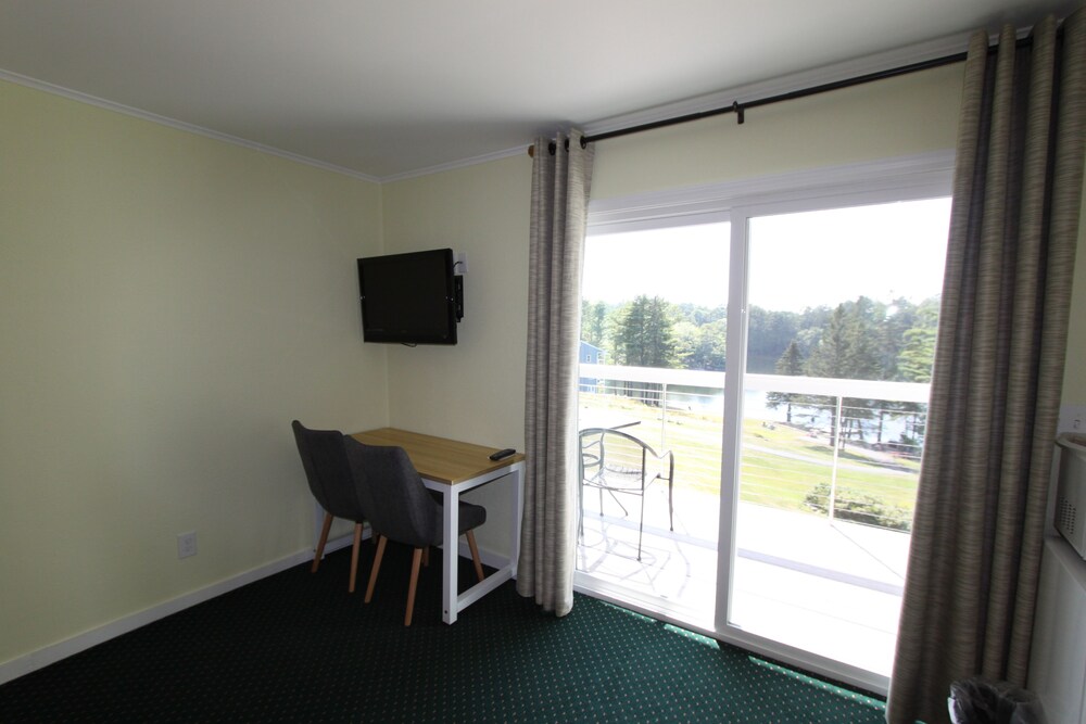 Beach Cove Waterfront Inn - photo 9
