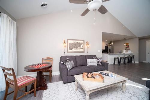 Spacious 2 bed Condo with Office — 4-Star Luxury Hotel in Bettendorf, United States