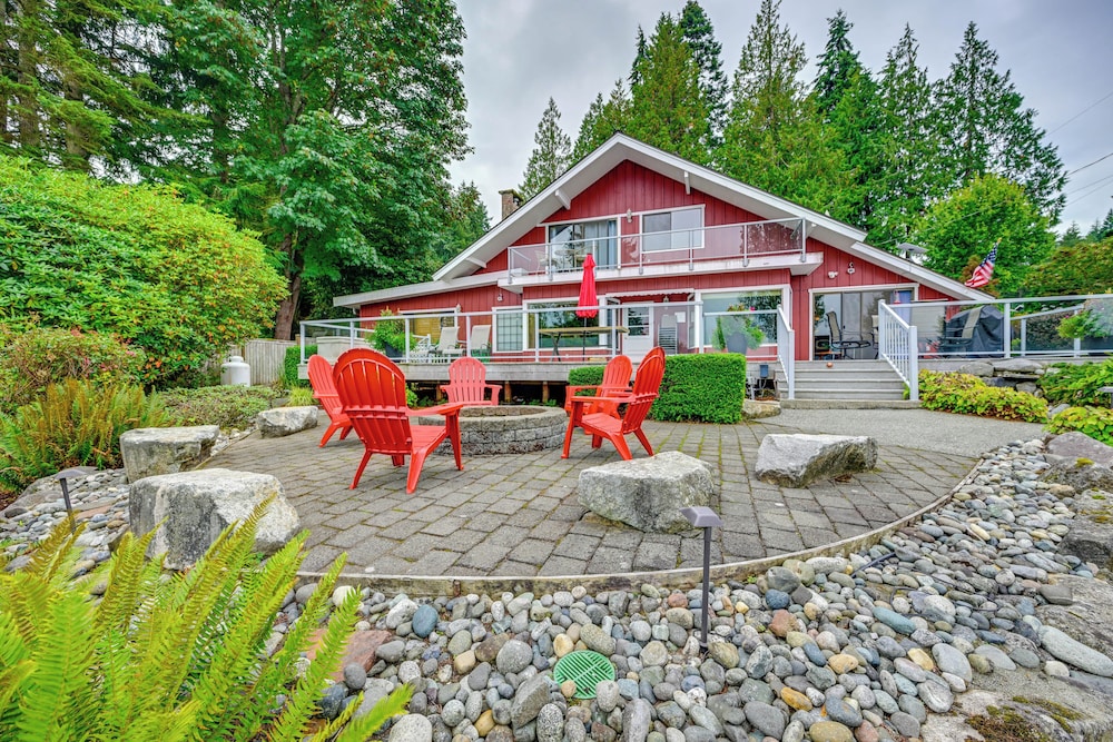Waterfront Kingston Getaway: Beach Access On site — hotel in Poulsbo