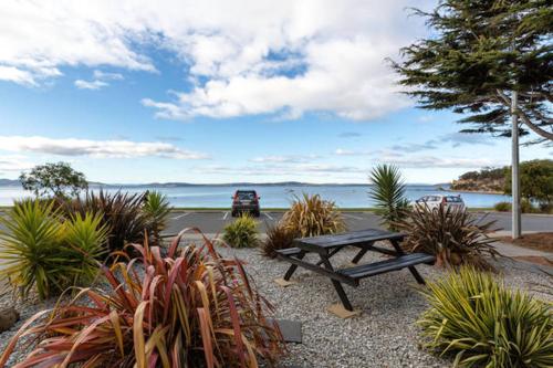 Beachfront Apartment Blackmans Bay — 4-Star Luxury Hotel in Kingston Beach, Australia