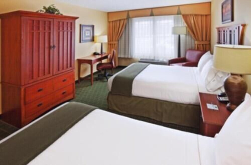 The Q Hotel & Suites - photo 18