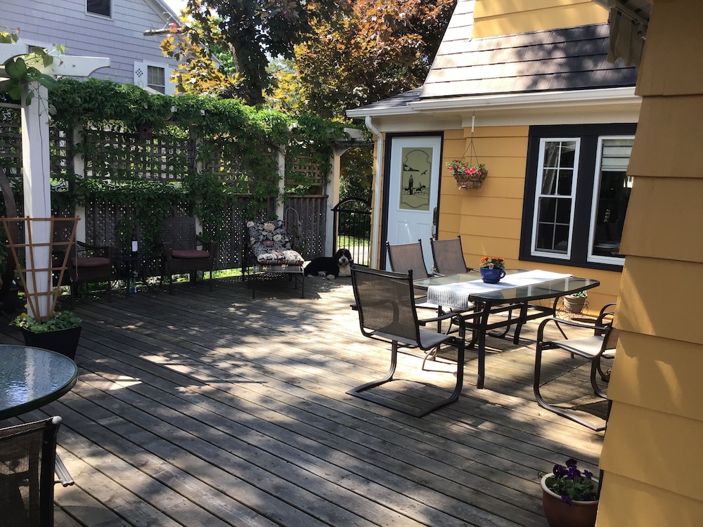 Garden Studio - carbon neutral hotel in Wolfville